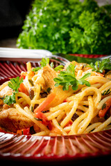 Fried noodles with chicken and vegetables.