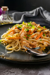 Fried noodles with chicken and vegetables.