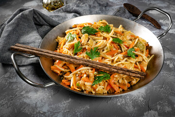 Fried noodles with chicken and vegetables.