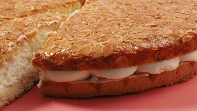 Bee sting cake, light cake with cream filling, with crispy almonds.