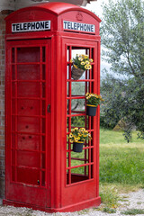 Obraz premium Cabina Londinese rossa con fiori appesi , natura, abbellimento