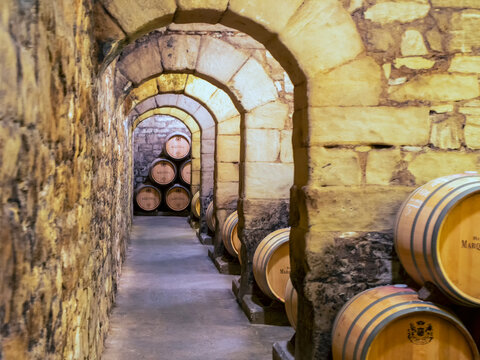 Interior de una antigua bodega de La Rioja