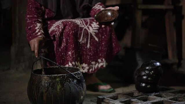 The process of molding liquid palm sugar using media derived from coconut shells. Details of the production process for making solid palm sugar by villagers in Indonesia
