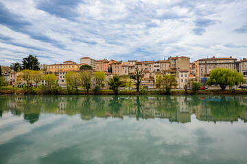 Fototapeta premium La ville de Romans-sur-Isère au bort de l'Isère