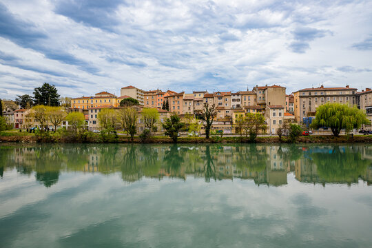 La ville de Romans-sur-Is&egrave;re au bort de l'Is&egrave;re
