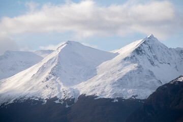 Fototapeta na wymiar Montañas nevadas en Ushuaia. Tierra del Fuego. Argentina