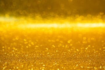 Hermoso fondo abstracto de luz brillante y purpurina. Fondo de luces de purpurina dorada. Desenfocado y enfoque suave. - obrazy, fototapety, plakaty