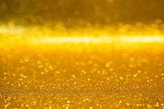 Hermoso fondo abstracto de luz brillante y purpurina. Fondo de luces de purpurina dorada. Desenfocado y enfoque suave.