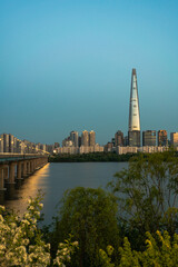 일몰의 서울 한강의 월드타워