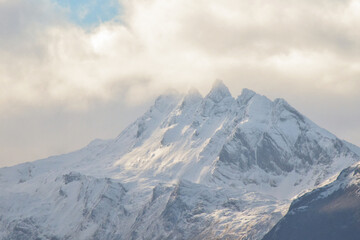 Fototapeta na wymiar Picos nevados en Ushuaia. Andes Patagónicos