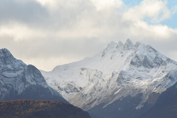 Obraz na płótnie Canvas Picos nevados en Ushuaia. Andes Patagónicos