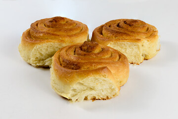 Rollos de canela o cinnamon rolls, dulce casero con fondo blanco y de cerca