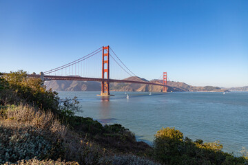 Fototapeta premium Golden Gate Bridge and Vegetation