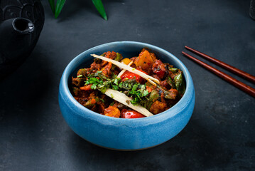 Garnish stewed vegetables potatoes, tomatoes, onions, green beans, eggplant and greens.