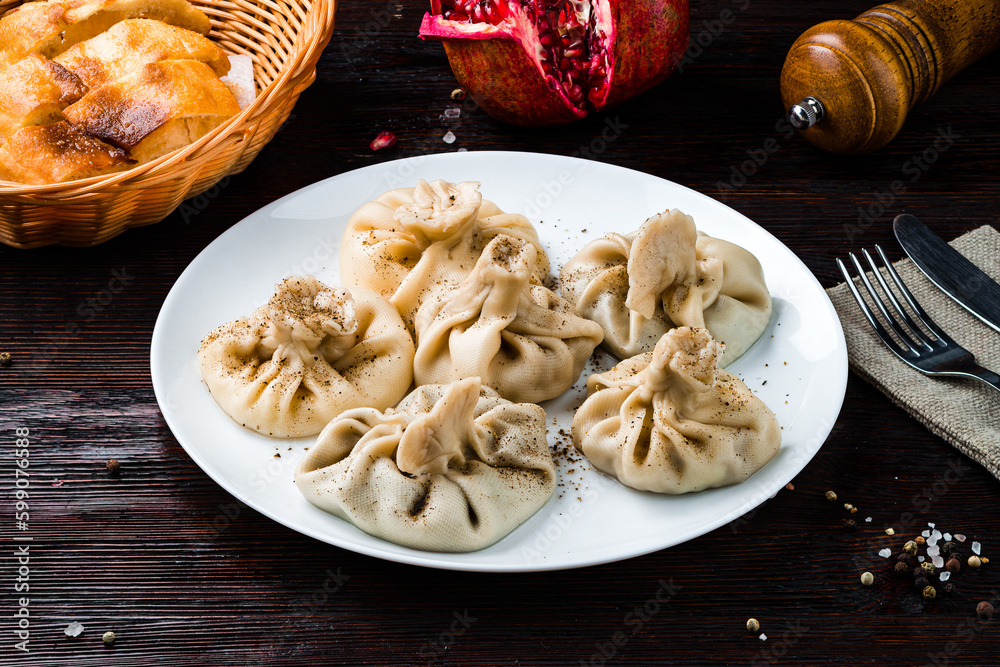 Sticker manti with beef, pepper and bread in plate.