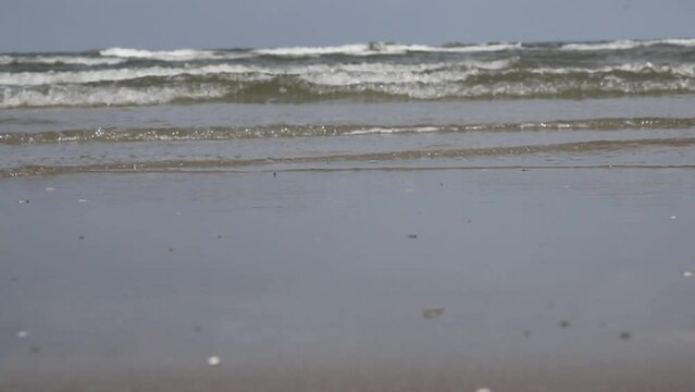 Kleine Wellen am Strand