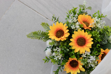 Ramos de flores Girasol Amarillo como decoración en una maceta © omargzzrmo