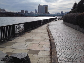 東京都を流れる隅田川に、憩いの場として親しまれている隅田川テラス