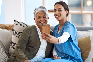 Obraz premium Lets take a selfie. an attractive young female nurse taking selfies with a senior patient.