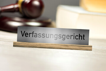 Richterhammer und Schild Verfassungsgericht