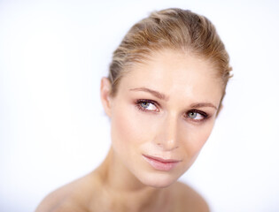 Obraz premium Skincare, woman and thinking face in white background, studio and isolated for beauty, dermatology and wellness. Female model daydream of aesthetic glow, shine and cosmetic ideas of facial aesthetics