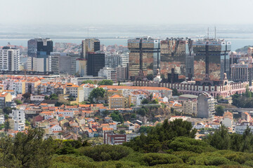 Obraz premium Beautiful view to green area in Monsanto Park and city buildings