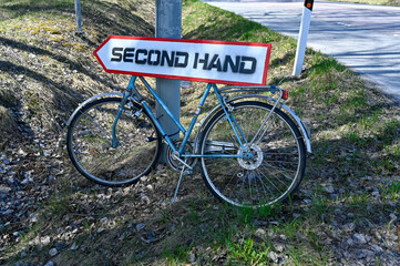 Sign and arrow to a second hand shop
