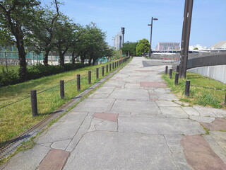 青空の下舗装されたジョギングコースは走りやすい