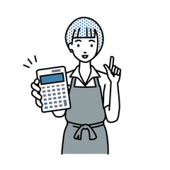 立って電卓を持ってこちらに向けて見せているエプロンをした店員の女性