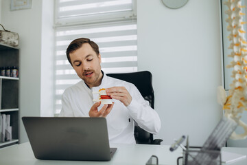 vertebrologist consults a patient on the Internet