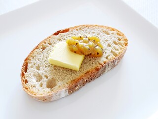 古代小麦「スペルト小麦」のカンパーニュパンとバターとキウイジャム