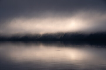 灰色の雲に覆われた湖。