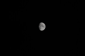 Luna en cielo despejado