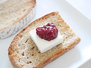 古代小麦「スペルト小麦」のカンパーニュパンとクリームチーズと木いちごジャム