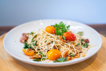 stir fried Spaghetti with bacon serve with tomato