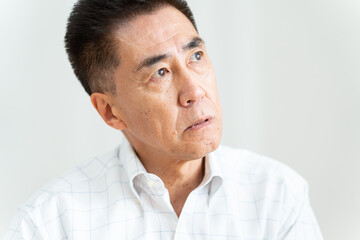Obraz premium 外を眺めるミドル男性