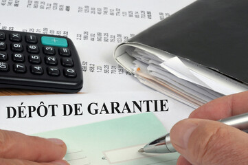 Concept de dépôt de garantie avec quelqu'un remplissant un chèque