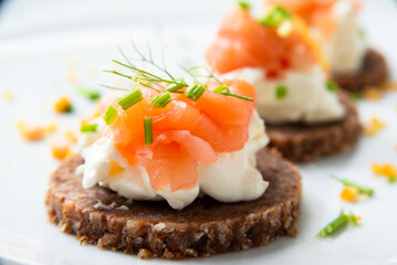 Ripresa ravvicinata di deliziose canapès condite con crema di formaggio e salmone affumicato 