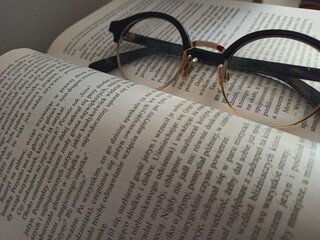 glasses on book - obrazy, fototapety, plakaty