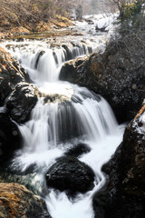 北海道伊達市、雪融け水で水量豊富な三階滝【3月】