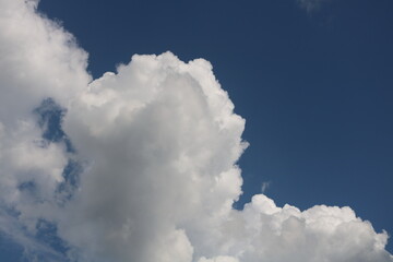 Obraz premium White clouds and blue sky