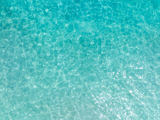 Aerial view of the Overhead view of crystal clear water on beach background - obrazy, fototapety, plakaty