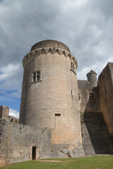 Fototapeta na wymiar La haute tour ronde du château médiéval de Bonaguil en Lot-et-Garonne