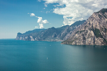 Błlękitne jezioro Garda otoczone górami
