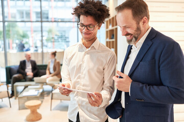 Start-Up Gründer und Berater oder Kollege freuen sich