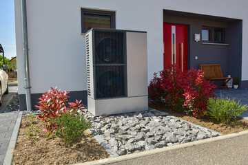 Luftwärmepumpe, Klimaanlage für Heizung und Warmwasser an einem neu gebauten Wohnhaus