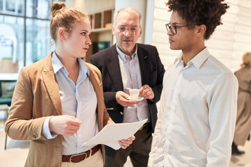 Business Leute vom Start-Up Team besprechen Auftrag