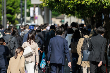 男性が多い後ろ姿の通勤風景