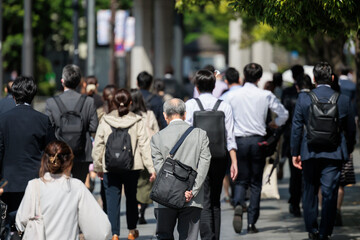 オフィス街を歩く男性高齢者