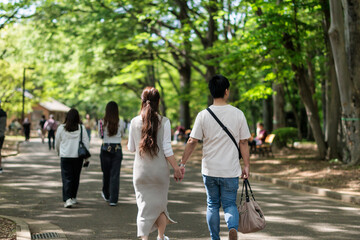 Fototapeta premium 公園でデートするカップル